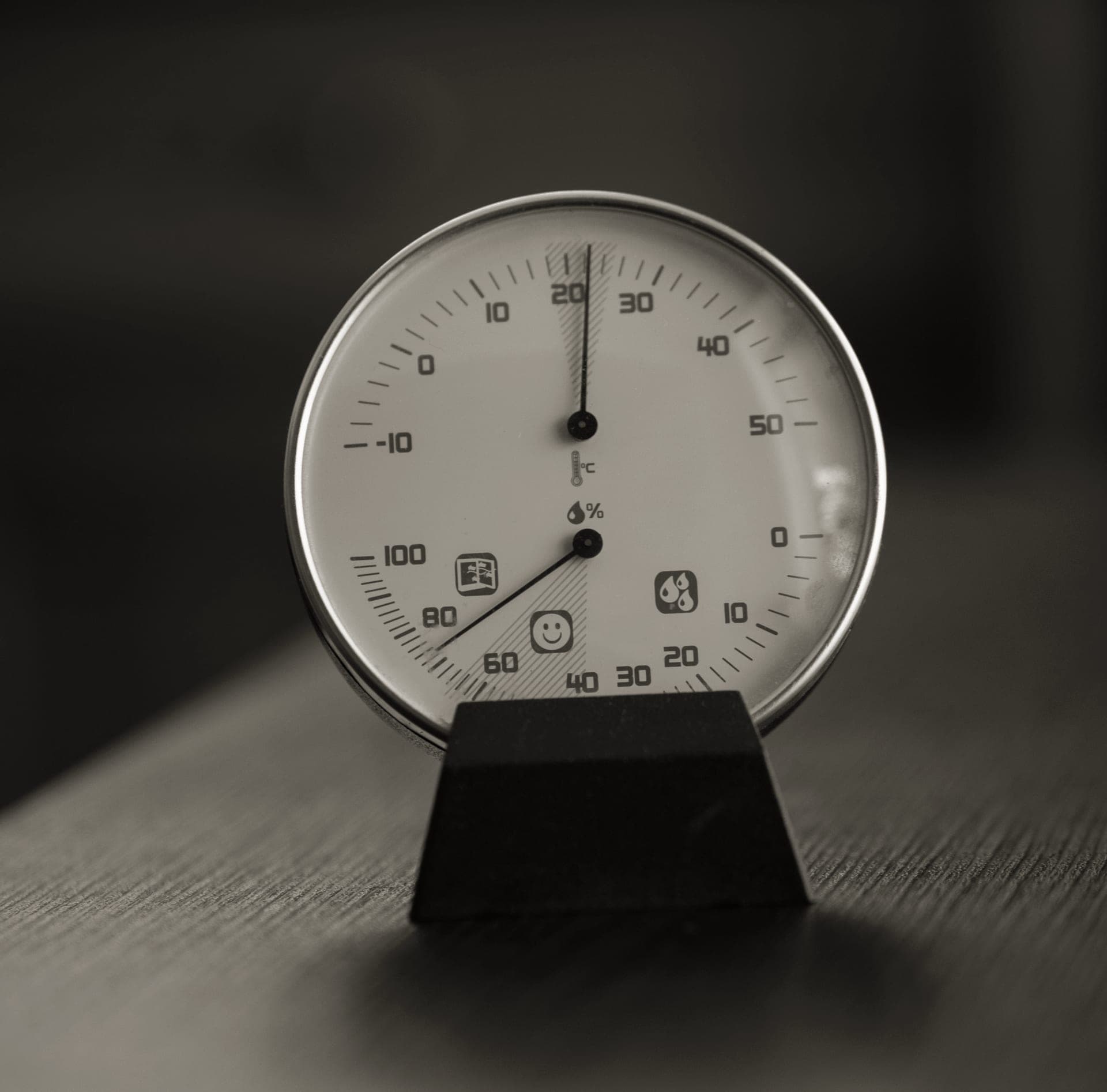 Analogue temperature gauge on a wooden wall